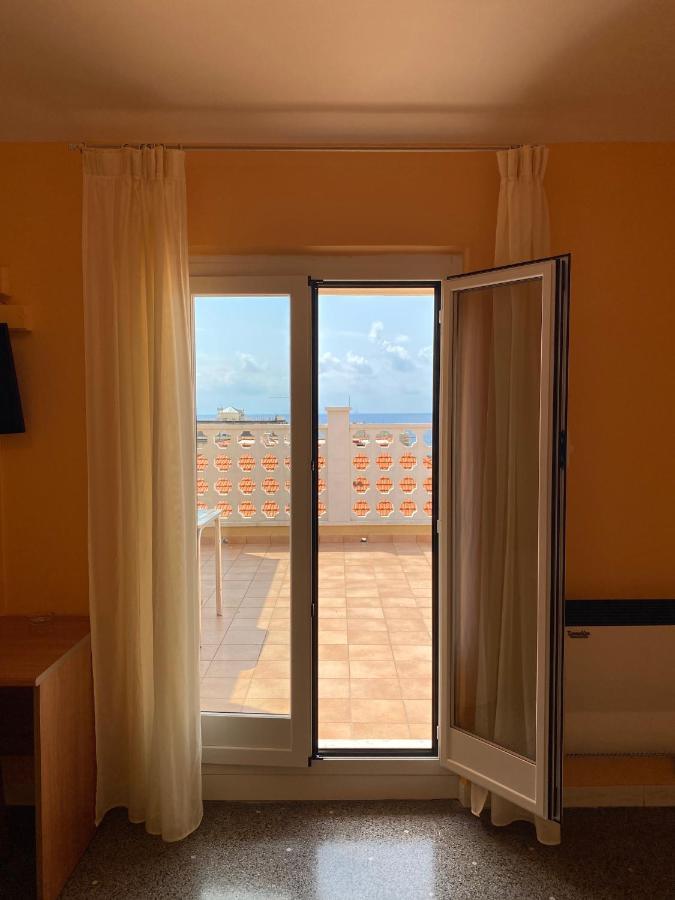 Hotel Ines 瓦拉泽 外观 照片