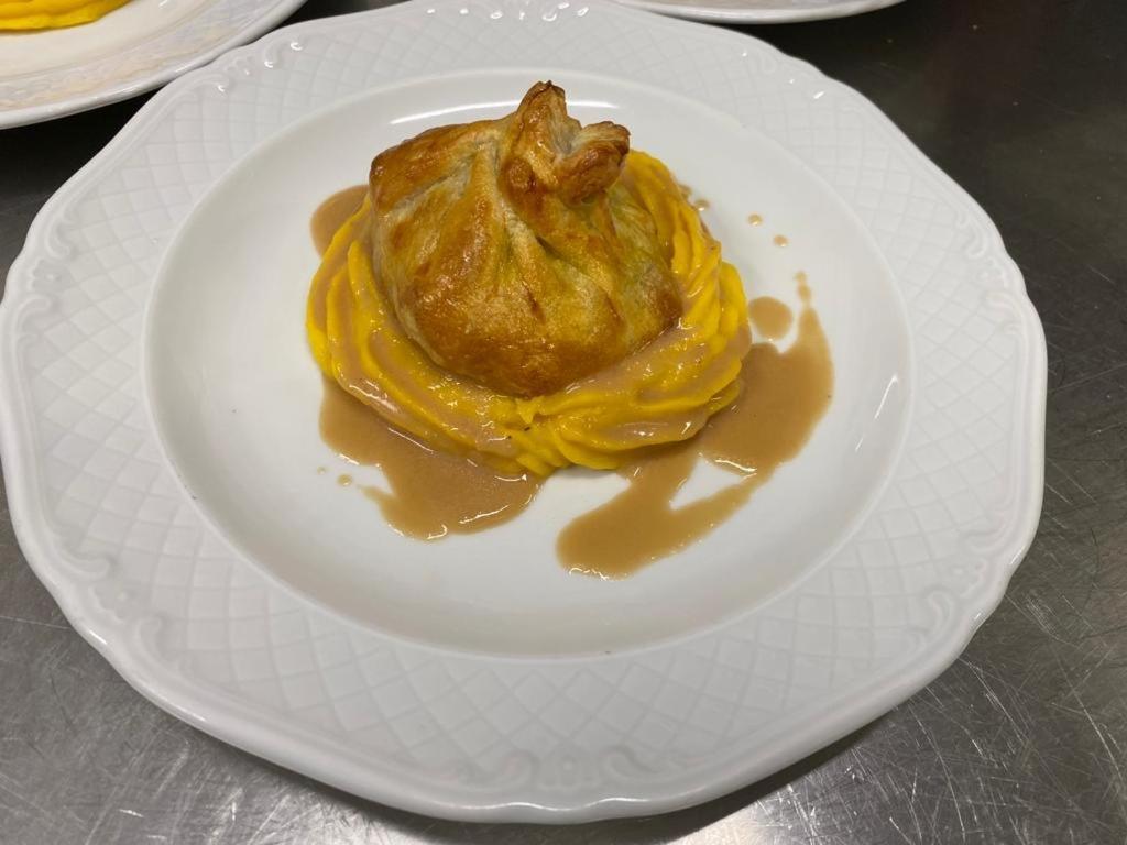 Hotel Ines 瓦拉泽 外观 照片